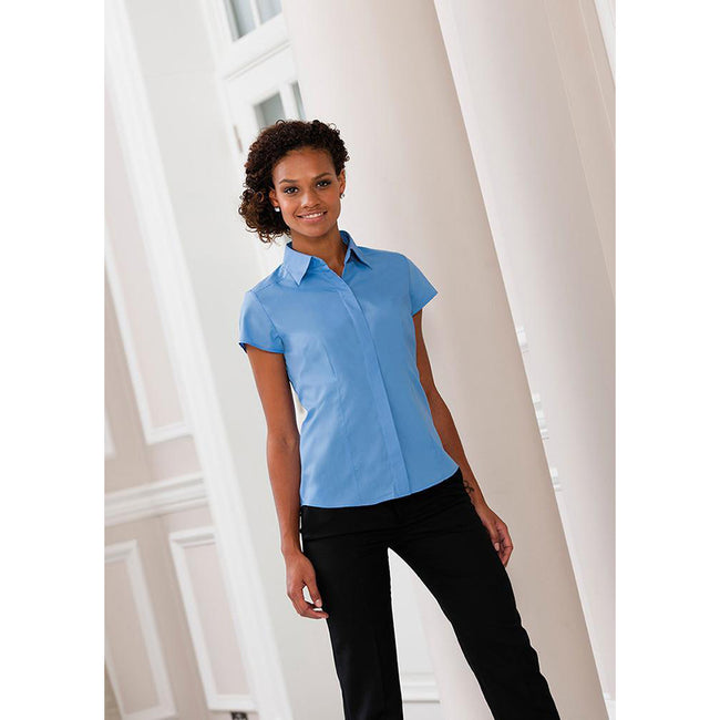 Business-Blau - Lifestyle - Russell Collection Easy Care Fitted Poplin Bluse, kurzarm