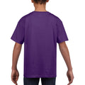 Lila - Side - Gildan Kinder T-Shirt mit Rundhalsausschnitt, kurzärmlig