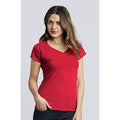 Rot - Close up - Gildan Damen Kurzarm T-Shirt mit V-Ausschnitt