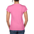 Rosa - Pack Shot - Gildan Damen Kurzarm T-Shirt mit V-Ausschnitt