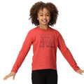 Mineral Rot - Side - Regatta - "Wenbie III Good Vibes Club" T-Shirt für Kinder  Langärmlig