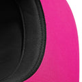 Schwarz-Fuchsia - Close up - Beechfield Unisex 5 Panel Kontrast Snapback Kappe